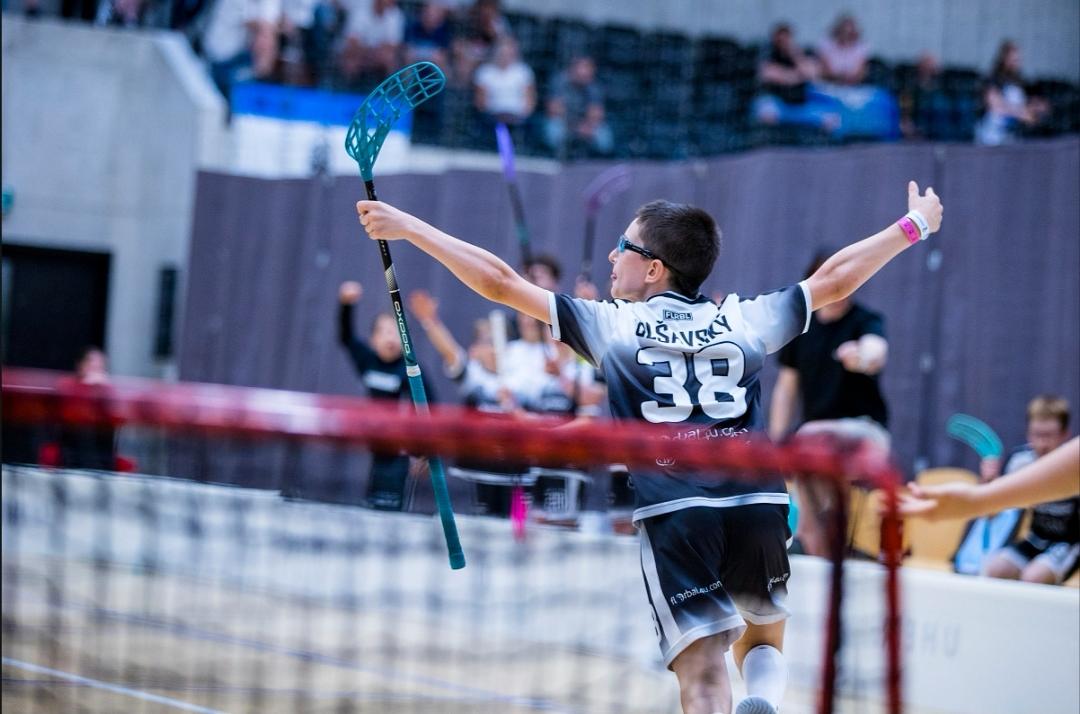 Hráč Capitol Floorball oslavuje gól