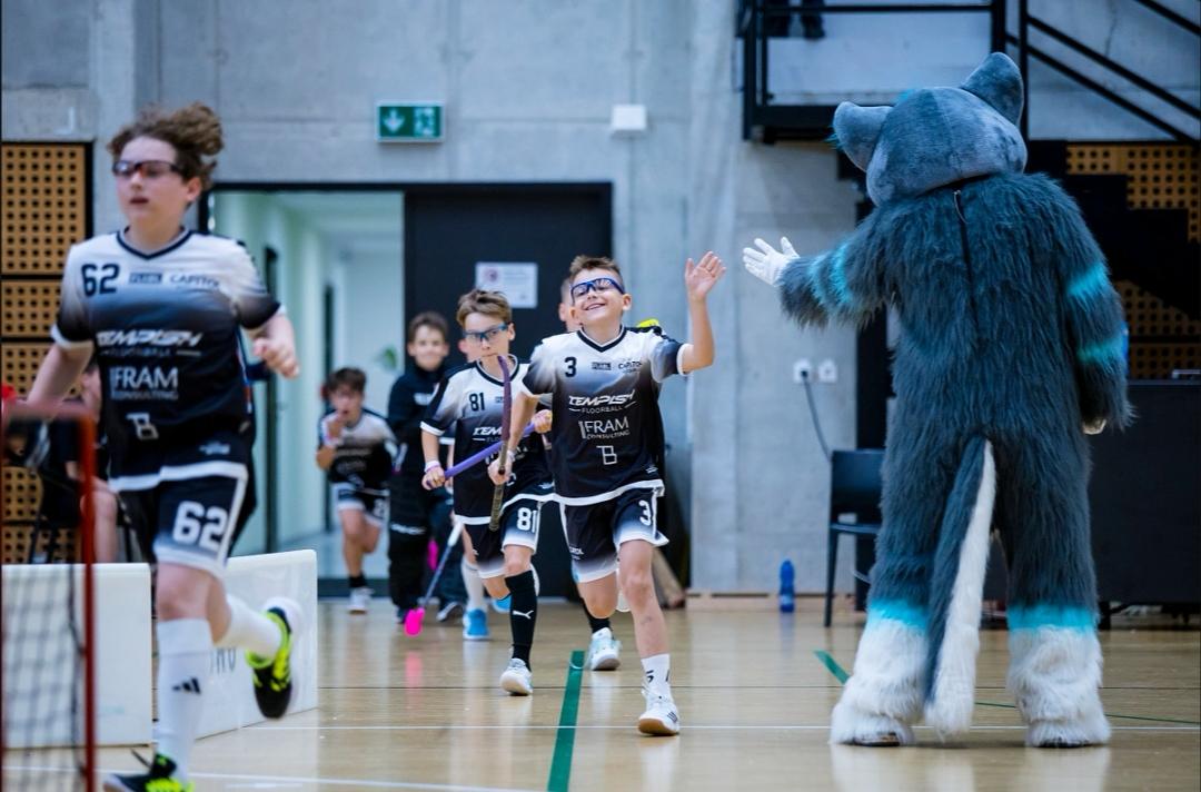 Mladí hráči Capitol Floorball s maskotom