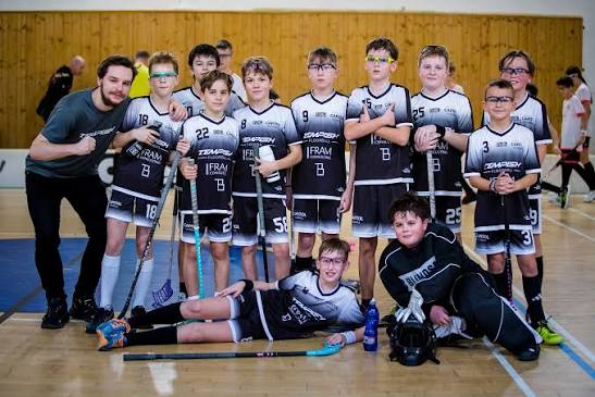 Mladí hráči Capitol Floorball s trénerom
